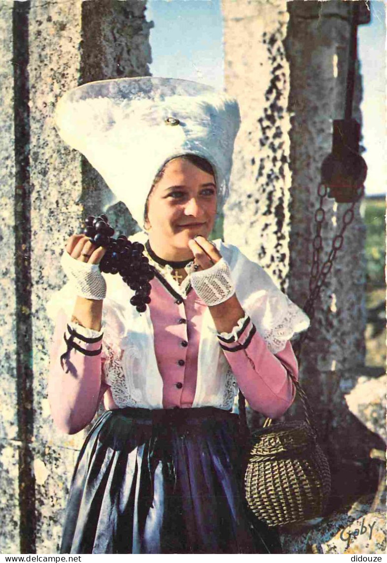 Carte Postale - 17 - Saintes - Groupe folklorique de Saintes - La Saintongeaise - coiffe de l'arrondissement de Saintes