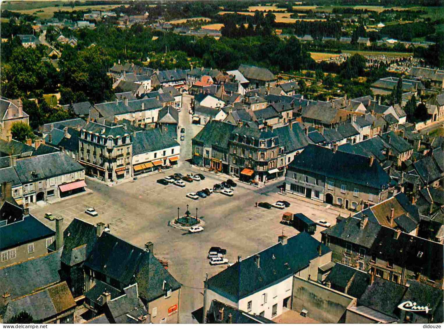 Carte Postale - 18 - Henrichemont - Place Henri IV - Vue aérienne - CPM - Voir Scans Recto-Verso - Poscard - Carta Posta