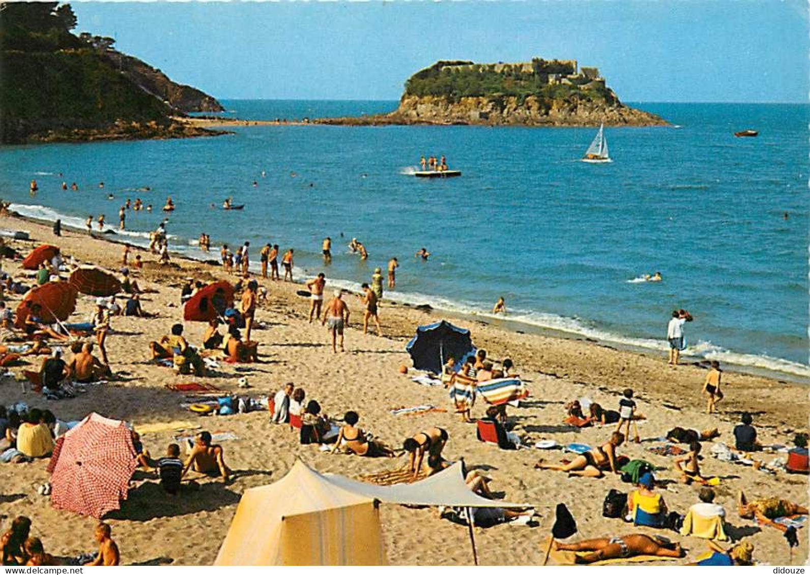 Carte Postale - 22 - Saint Quay Portrieux - La Plage et l'Ile de la Comtesse - Scènes de Plage - Flamme Postale de Saint