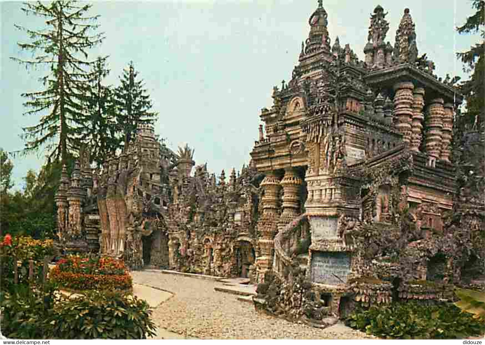 Carte Postale - 26 - Hauterives - Le Palais Idéal - Oeuvre du facteur Ferdinand Cheval - Vue Générale - Fleurs - Flamme
