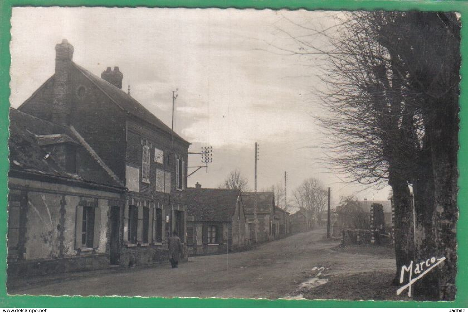 carte postale 27. Hébécourt  la place  très beau plan