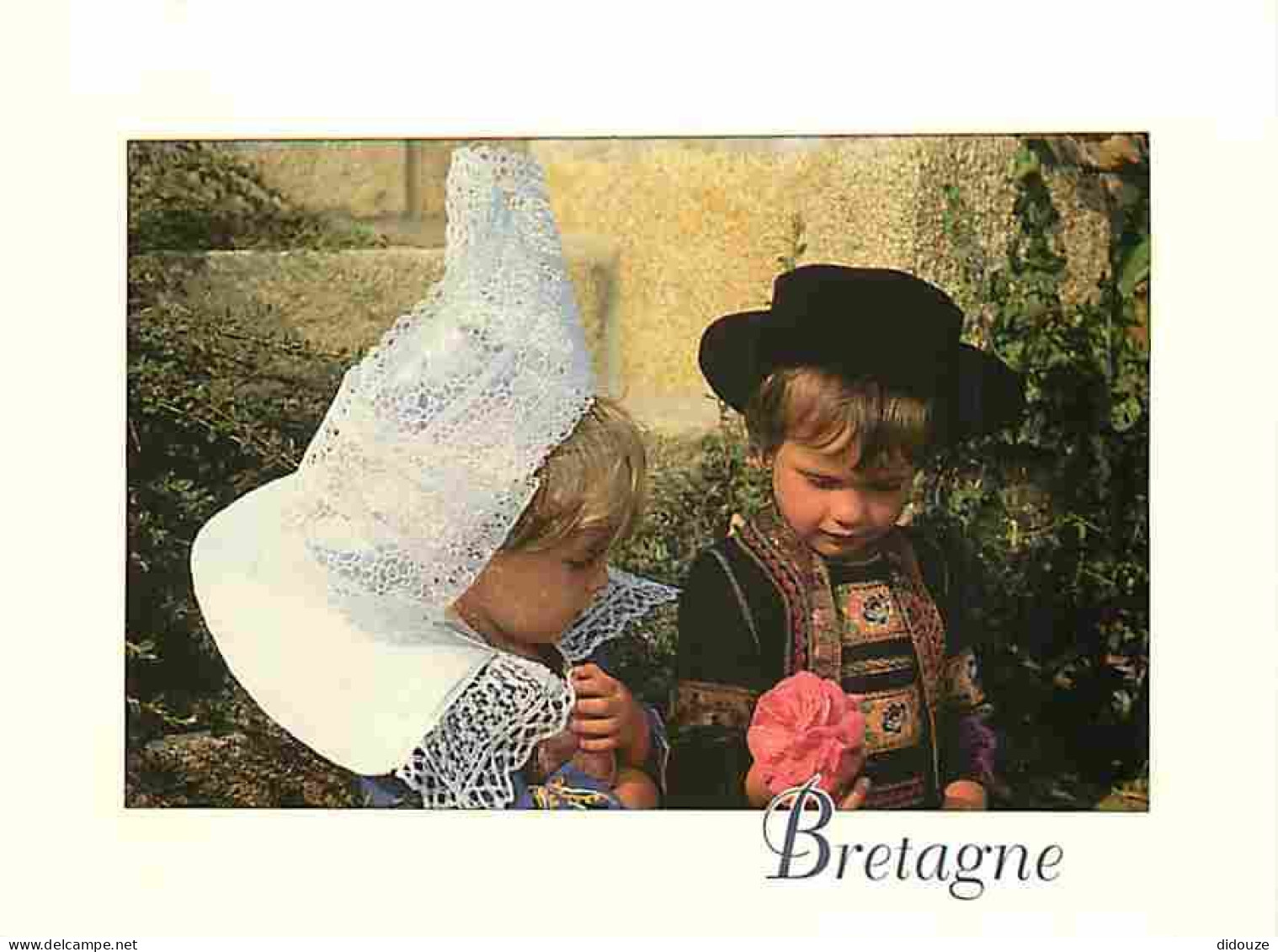 Carte Postale - 29 - Fouesnant - Jeune Couple en costume de Fouesnant - Enfants - Folklore - Voir Scans Recto Verso