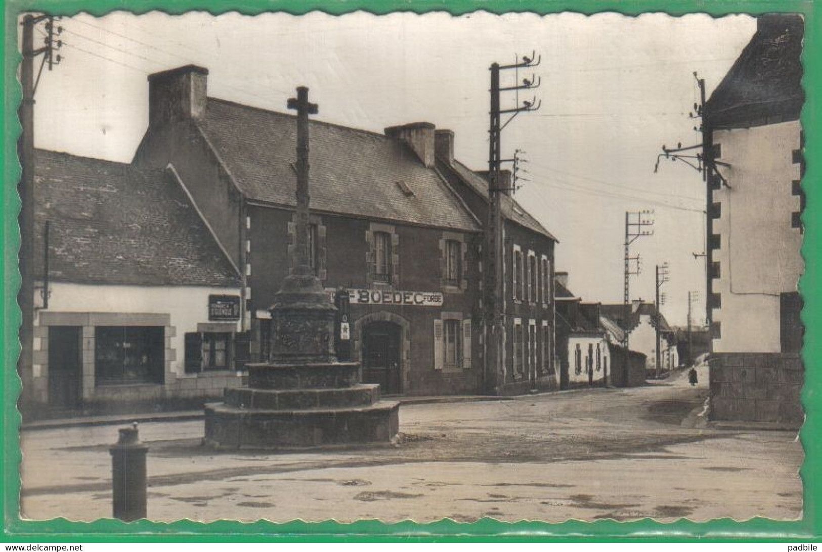 Carte postale 29. Plobannalec  le calvaire  maison  Boedec  très beau plan