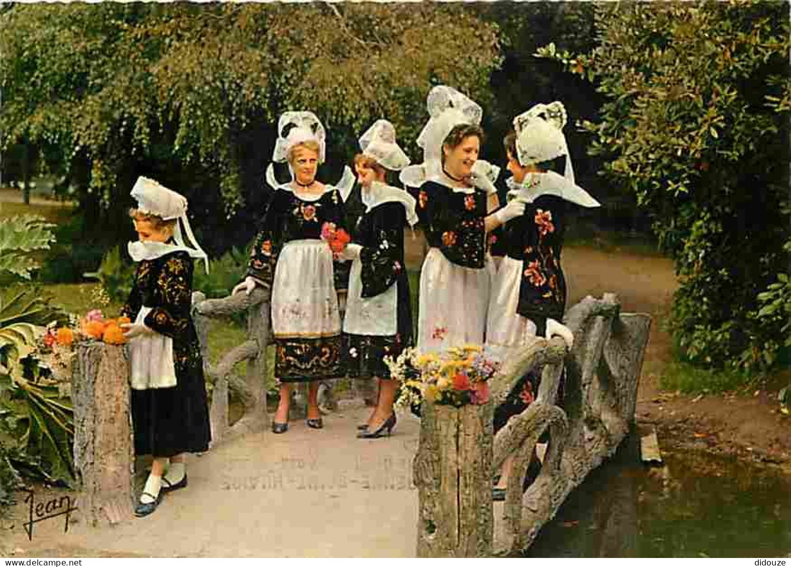 Carte Postale - 29 - Quimperlé - Coiffes et Costumes de Quimperlé et des environs - Folklore - Femmes - Flamme Postale -