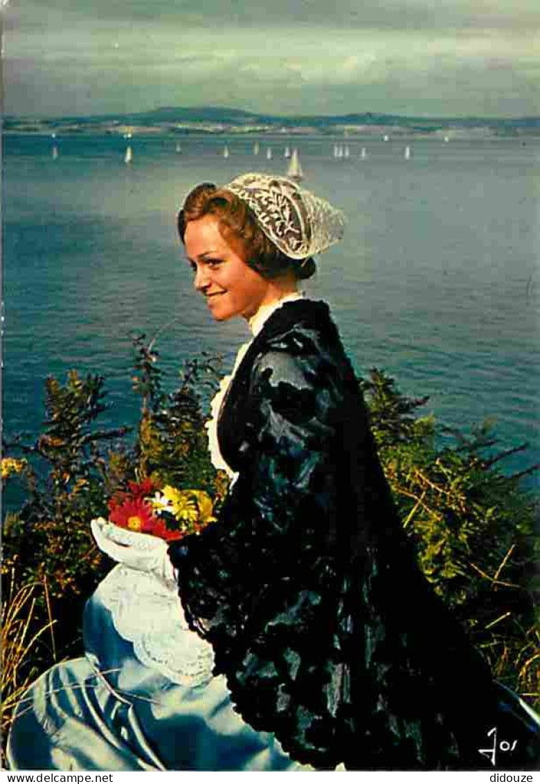 Carte Postale - 29 - Tréboul - Jeune fille de Tréboul à la fete Voiles et Folklore - Coiffes - Voir Scans Recto Verso