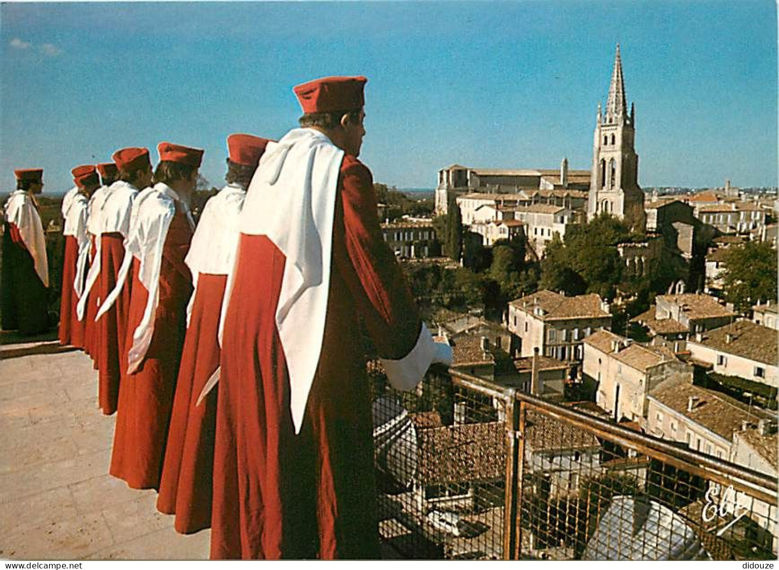 Carte Postale - 33 - Saint Emilion - La Jurade de Saint Emilion du Haut de la Tour du Roi, au fond, L'Eglise - Folklore