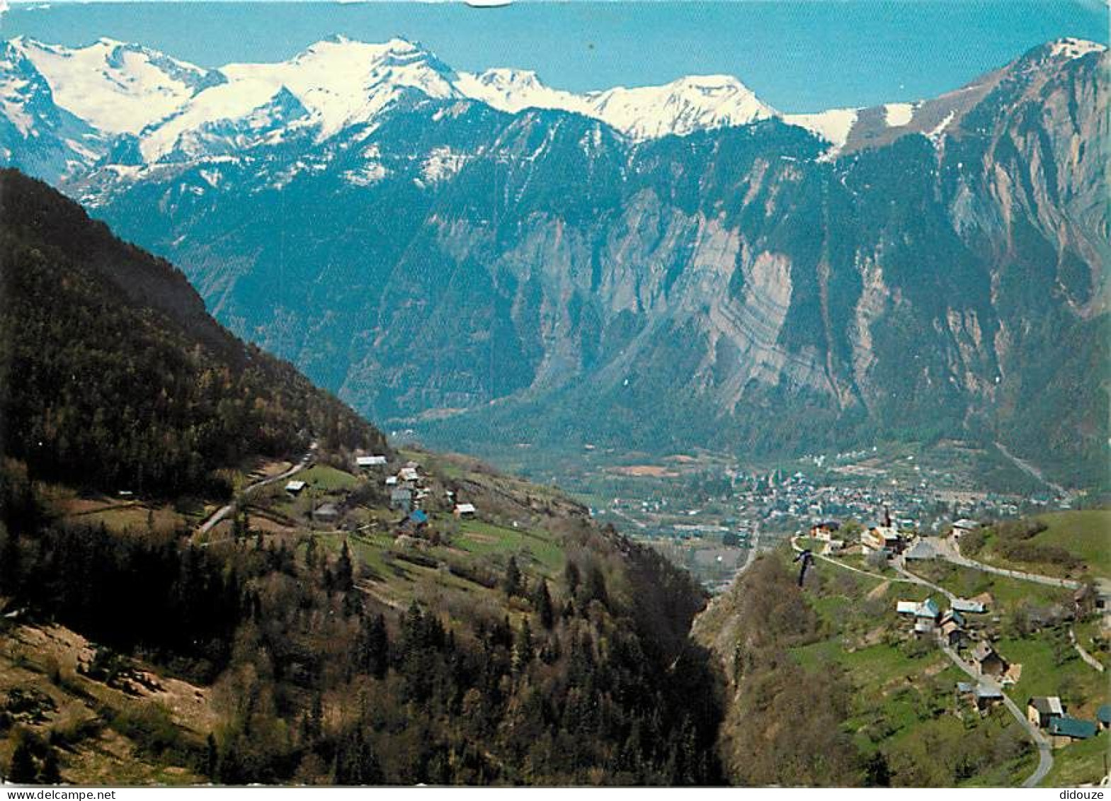 Carte Postale - 38 - Bourg d'Oisans - Au premier plan, la Garde - Vue générale de Bourg d'Oisans - Au fond, le Grand Roc