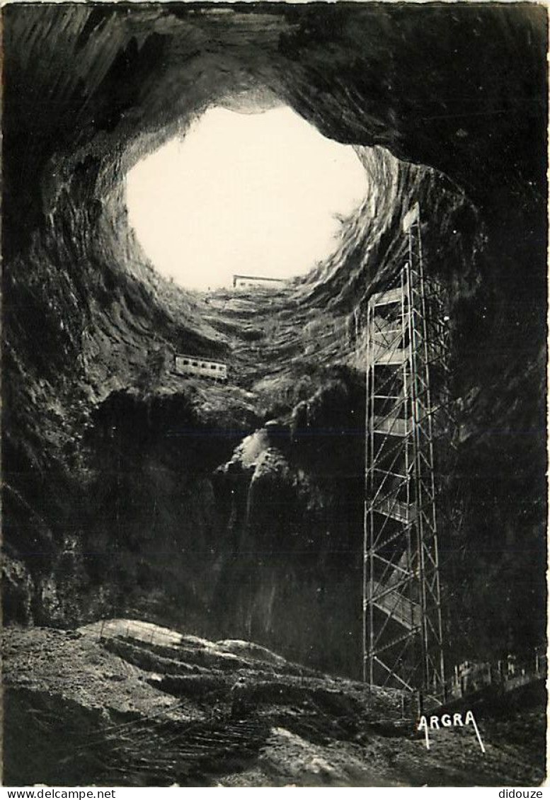 Carte Postale - 46 - Padirac - Gouffre de Padirac - 75 mètres de profondeur - Spéléologie - Carte dentelée - CPSM grand