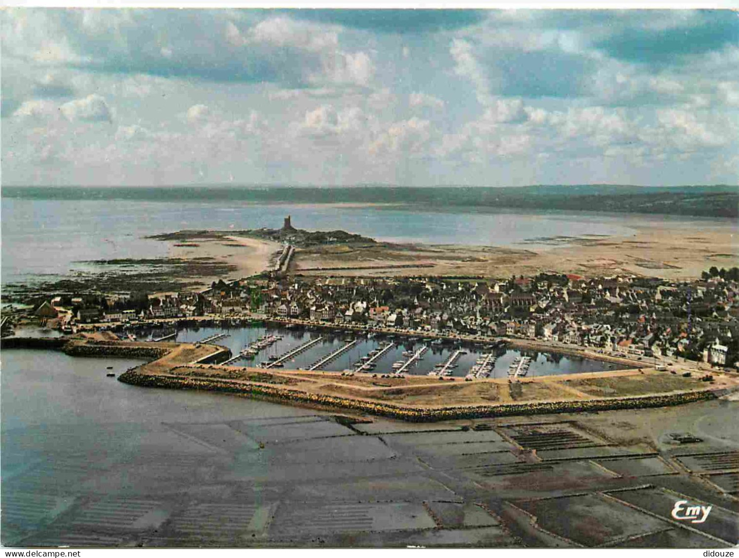 Carte Postale - 50 - Saint Vaast la Hougue - Le nouveau port le fort de la Hougue et au premier plan les parcs a huitres