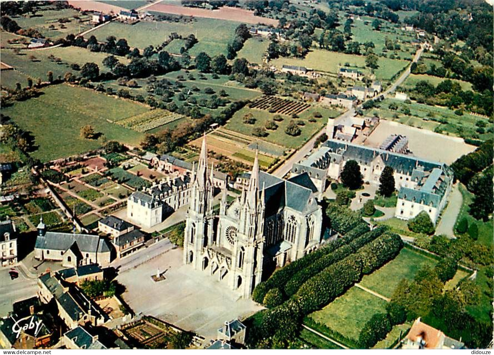 Carte Postale - 53 - Pontmain - La Basilique - Vue aérienne - Flamme Postale de Pontmain - CPM - Voir Scans Recto-Verso
