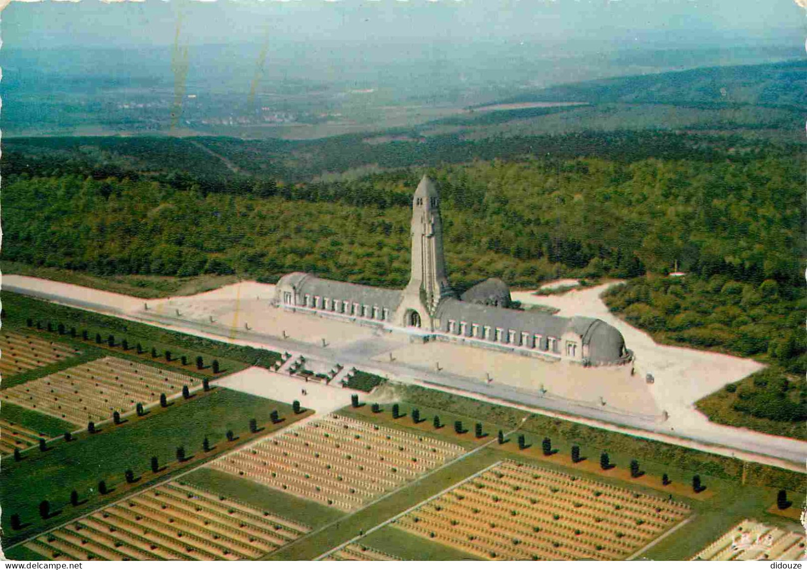 Carte Postale - 55 - Douaumont - L'Ossuaire de Douaumont - Le Cimetière National Militaire - Vue aérienne - Carte Dentel
