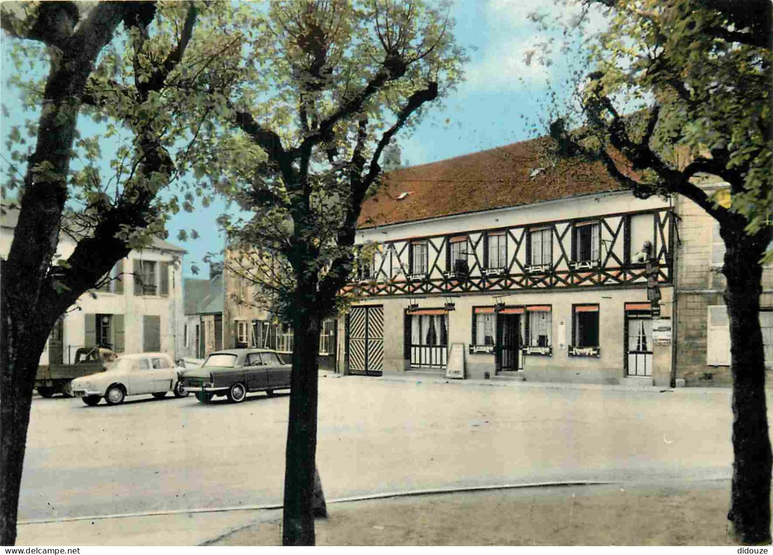 Carte Postale - 60 - Boran sur Oise - La Place - Automobiles - CPM - Voir Scans Recto-Verso - Poscard - Carta Postal -