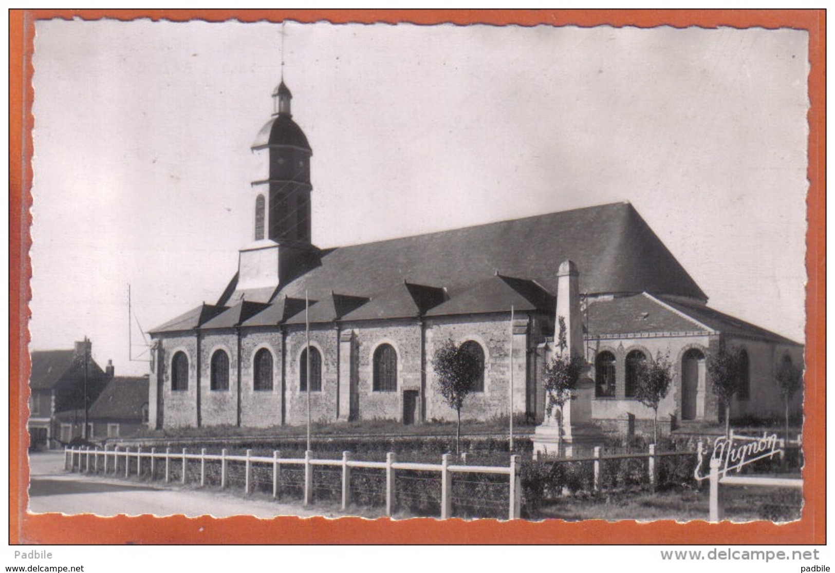 carte postale 61. Bazoches-sur-Hoëne  l'église  trés beau plan