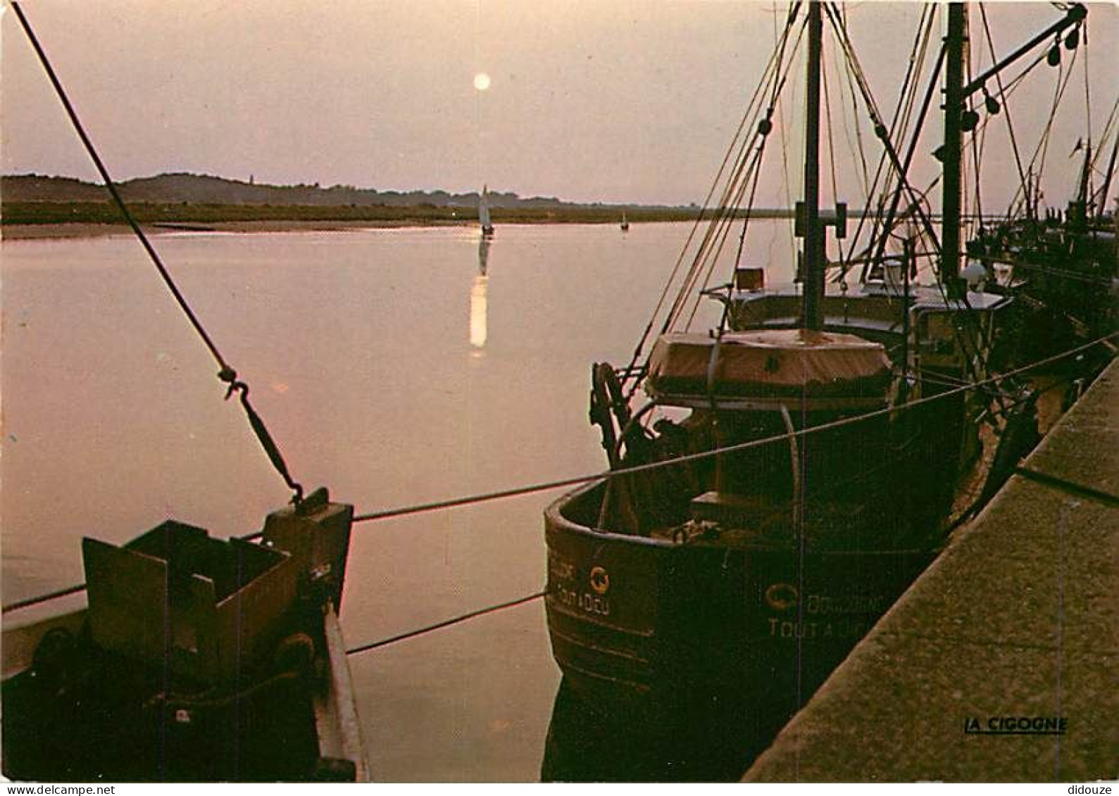 Carte Postale - 62 - Etaples sur Mer - Crépuscule sur le port - Bateaux - Flamme Postale de Etaples sur Mer - CPM - Voir