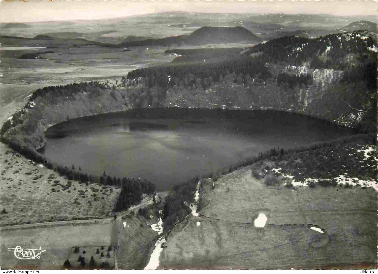 Carte Postale - 63 - Lac Pavin - Vue aérienne - A gauche le Lac de Bourdouze et au centre le Puy boisé de Montcineyre -