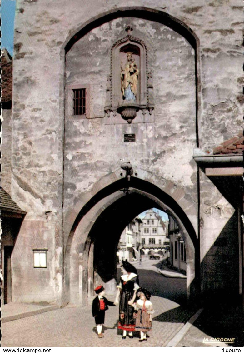 Carte Postale - 67 - Molsheim - Alsaciens devant la porte dentree de molsheim - CPM - Voir Scans Recto-Verso
