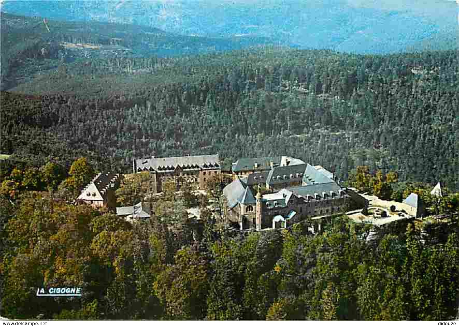 Carte Postale - 67 - Mont Sainte-Odile - Le Couvent sur un promontoire boisé dominant la plaine d'Alsace - Vue aérienne
