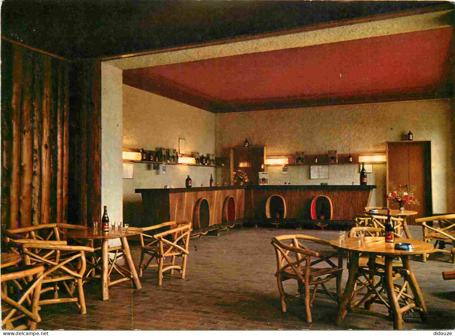 Carte Postale - 69 - Julienas - Vue intérieure du caveau de dégustation du Château du Bois de la Salle - CPM - Voir Scan