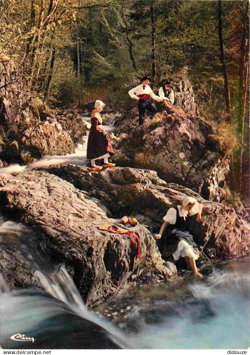 Carte Postale - 70 - Luxeuil Les Bains - Folklore avec les Gauch'nots et Gauch'nottes de Luxeuil les Bains - Torrent dan