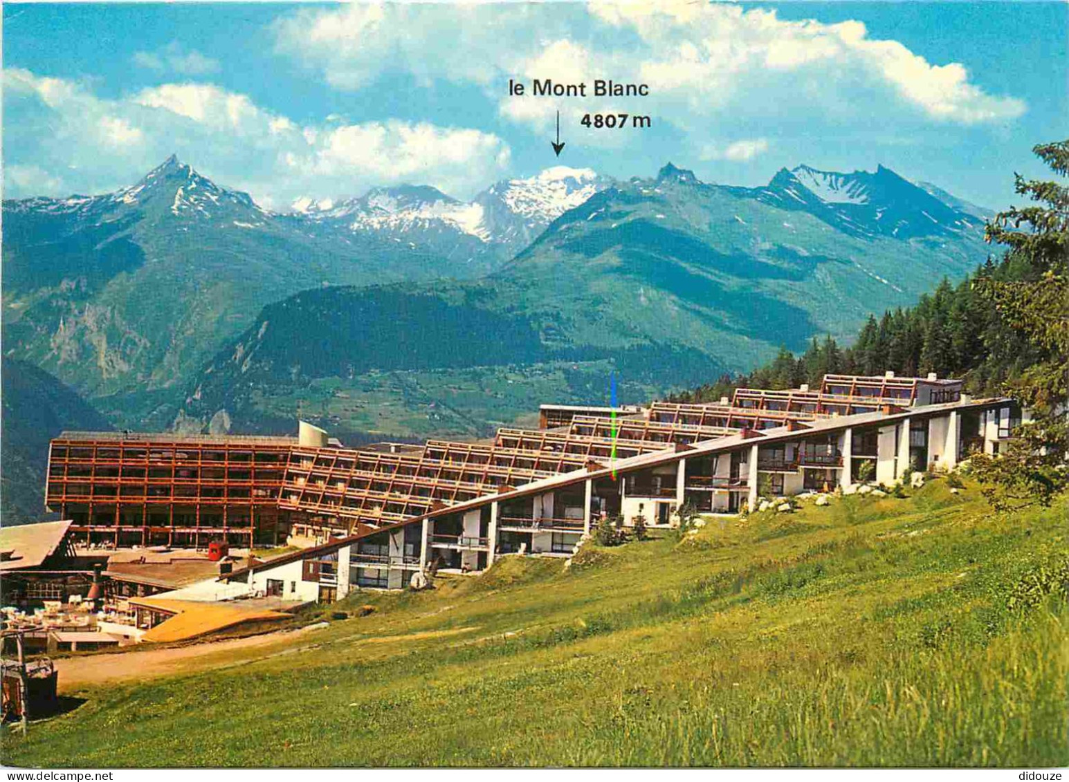 Carte Postale - 73 - Les Arcs - La Rive - La Cascade - Atelier d'Architecture des Trois Arcs - au fond sur le mont Blanc