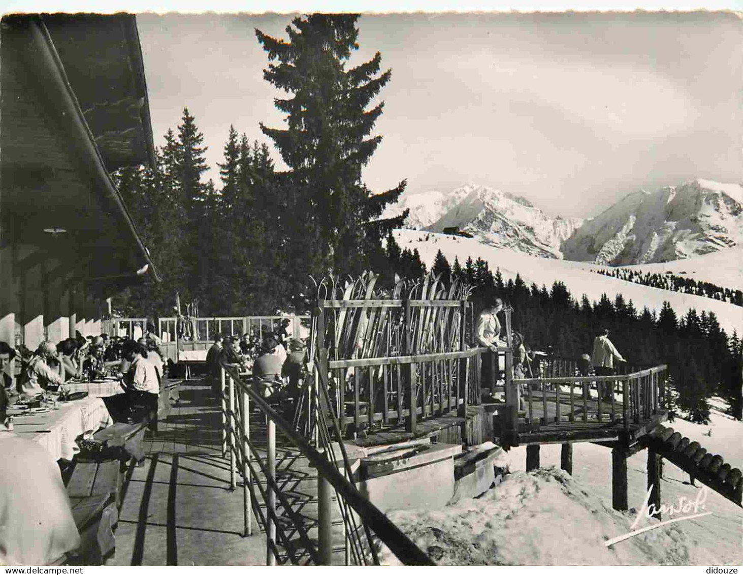Carte Postale - 74 - Megève - Déjeuner au soleil au au sommet du Mont dArbois - Animée - Mention Photographie Véritable