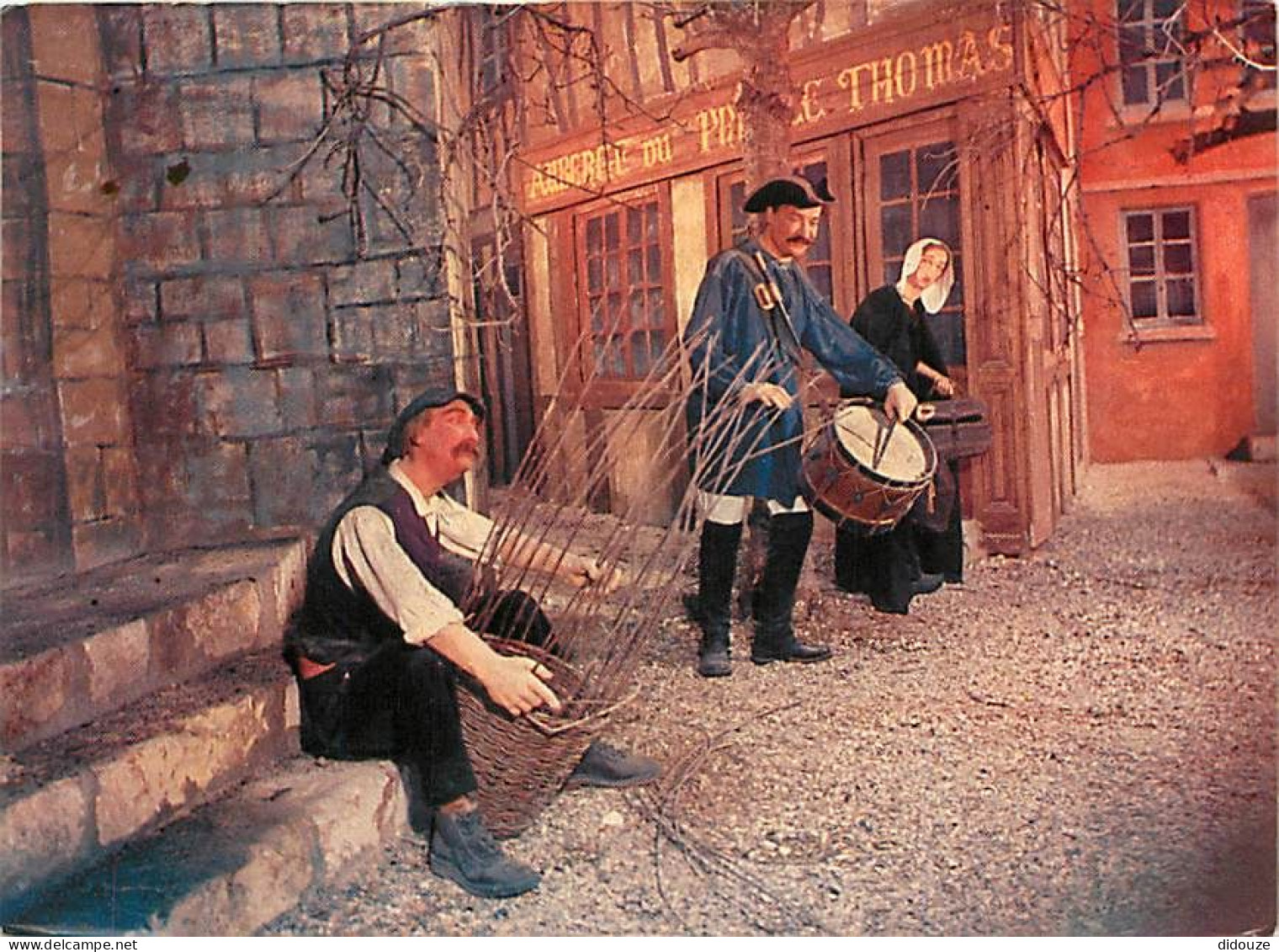 Carte Postale - 80 - Les Grottes de Naours - Le vannier  le Garde champetre et la Tireloteuse - Métiers d'antan - Flamme