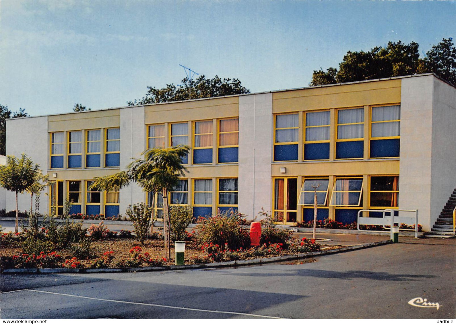 carte postale [84] Morieres les Avignon  groupe scolaire Marcel Pagnol  très beau plan