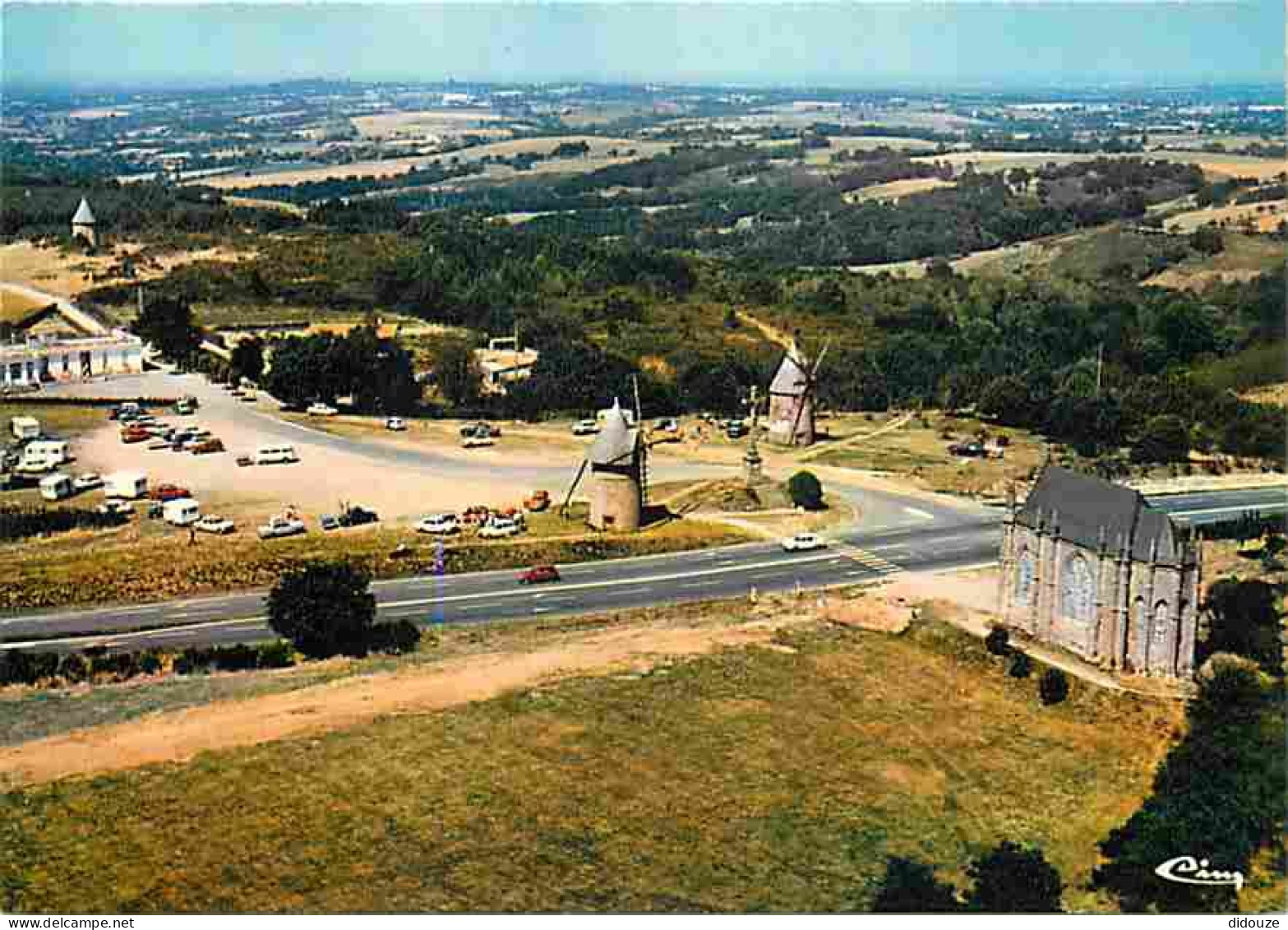 Carte Postale - 85 - Les Herbiers - Les Mont des Alouettes aux environs des Herbiers - La Chapelle en granit - Moulins -