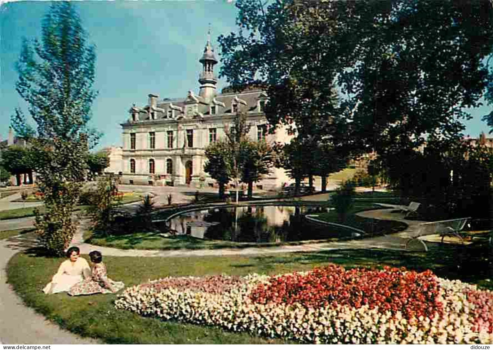 Carte Postale - 87 - Saint Yrieix la Perche - Le jardin public - L'Hotel de Ville - CPM - Voir Scans Recto-Verso - Posca
