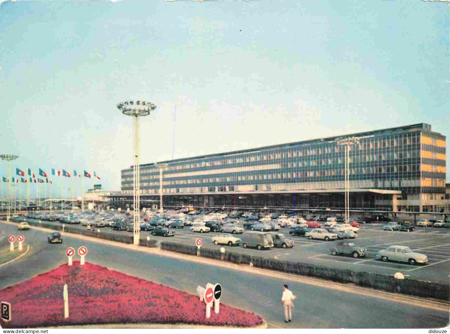 Carte Postale - 94 - Orly - Aéroport de Paris Orly - L'aérogare et le parking - Automobiles - CPM - Voir Scans Recto-Ver