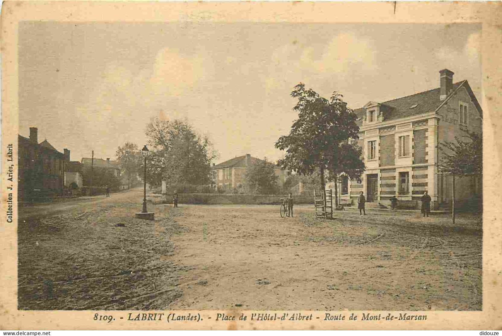 Carte Postale Ancienne - 40 - Labrit - Place de l'hôtel d'Albret - Route de Mont-de-Marsan - Animée - CPA - Oblitération