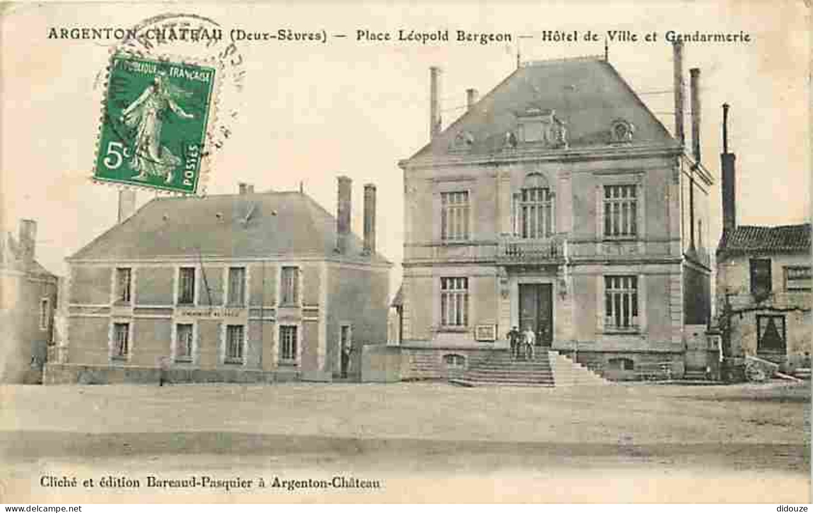 Carte Postale Ancienne - 79 - Argenton-Château - Place Léopold Bergeon - Hotel de Ville - Gendarmerie - Animée - CPA - V