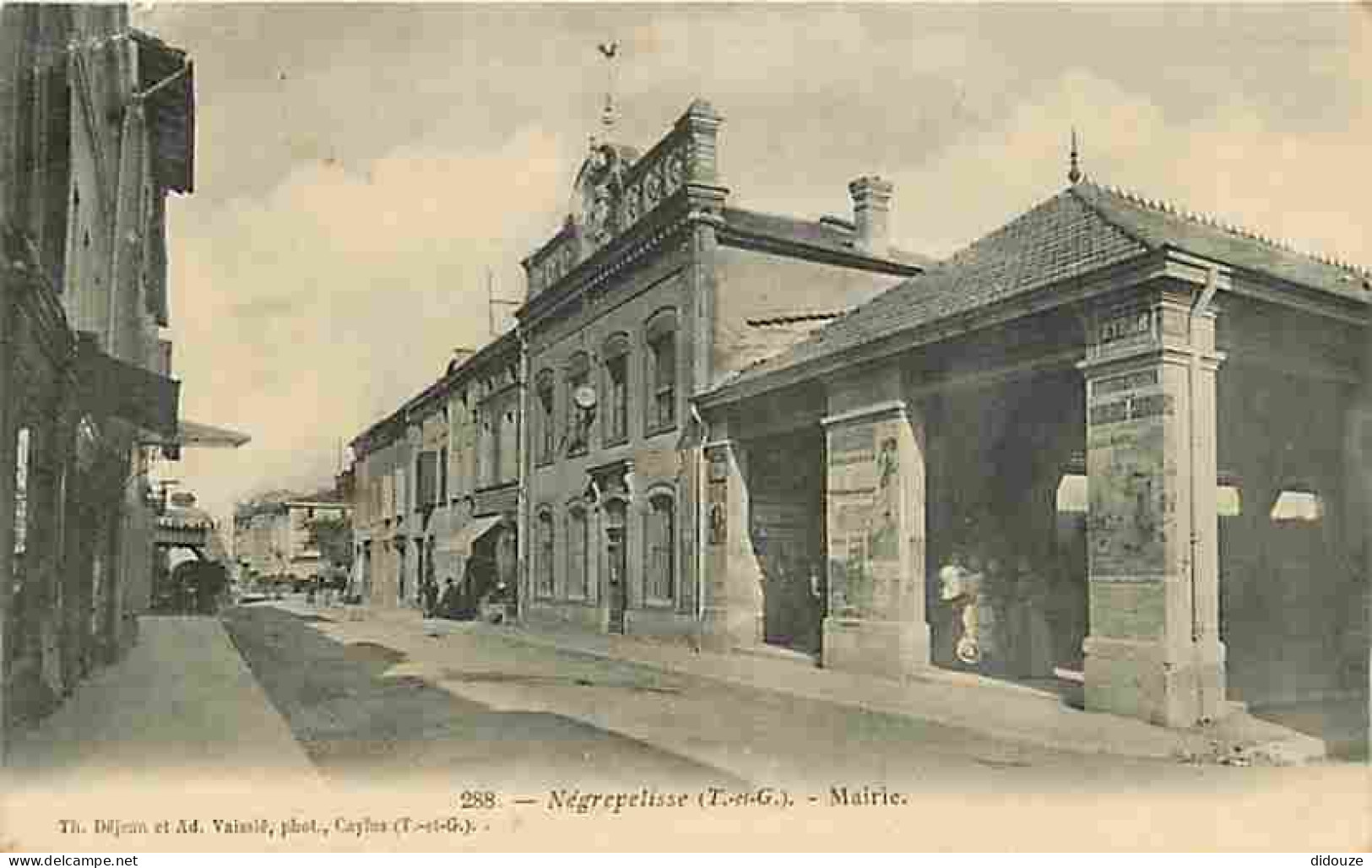 Carte Postale Ancienne - 82 - Nègrepelisse - Mairie - Animée - Etat pli visible - CPA - Voir Scans Recto-Verso - Poscard