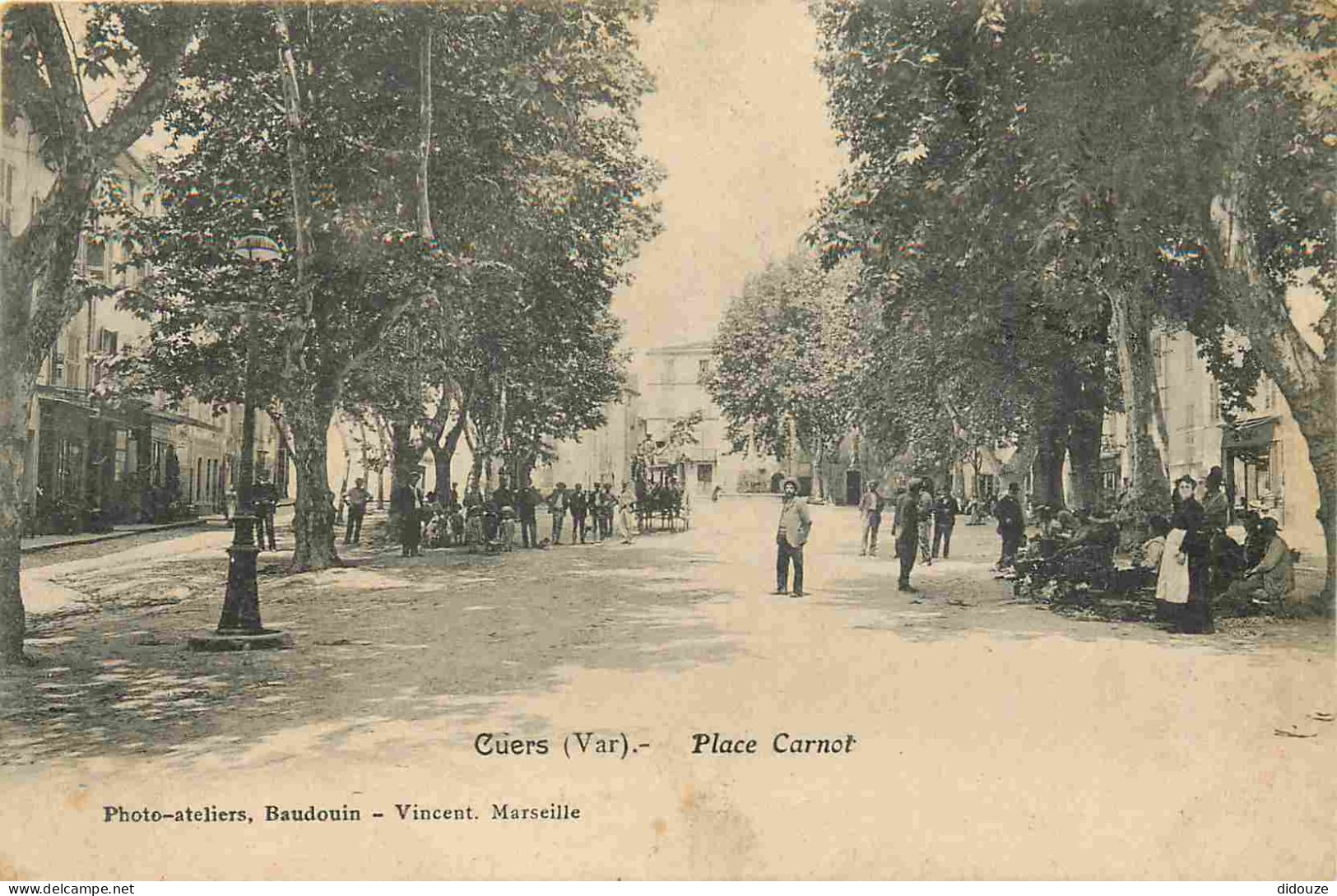 Carte Postale Ancienne - 83 - Cuers - Place carnot - Animée - CPA - Oblitération de 1905 - Voir Scans Recto-Verso