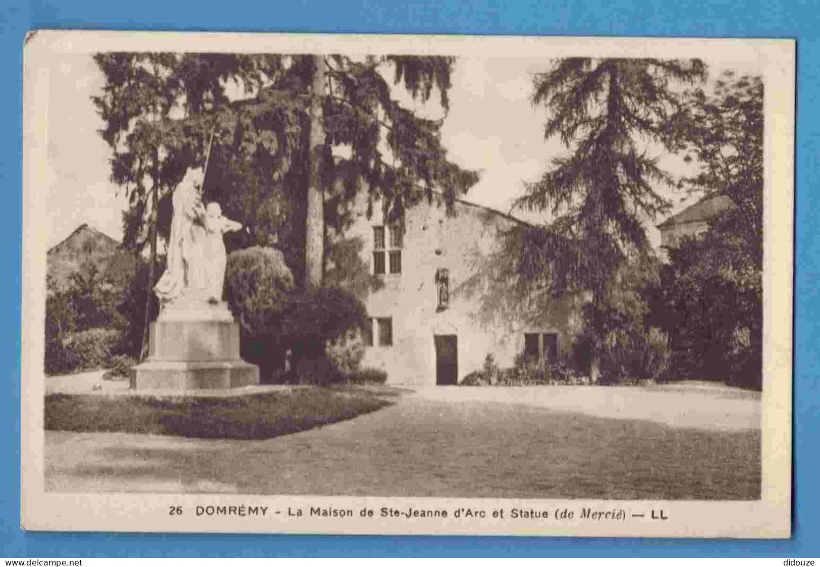 Carte Postale Ancienne - 88 - Domrémy la Pucelle - La Maison Ste Jeanne d'Arc et Statue - Ecrite