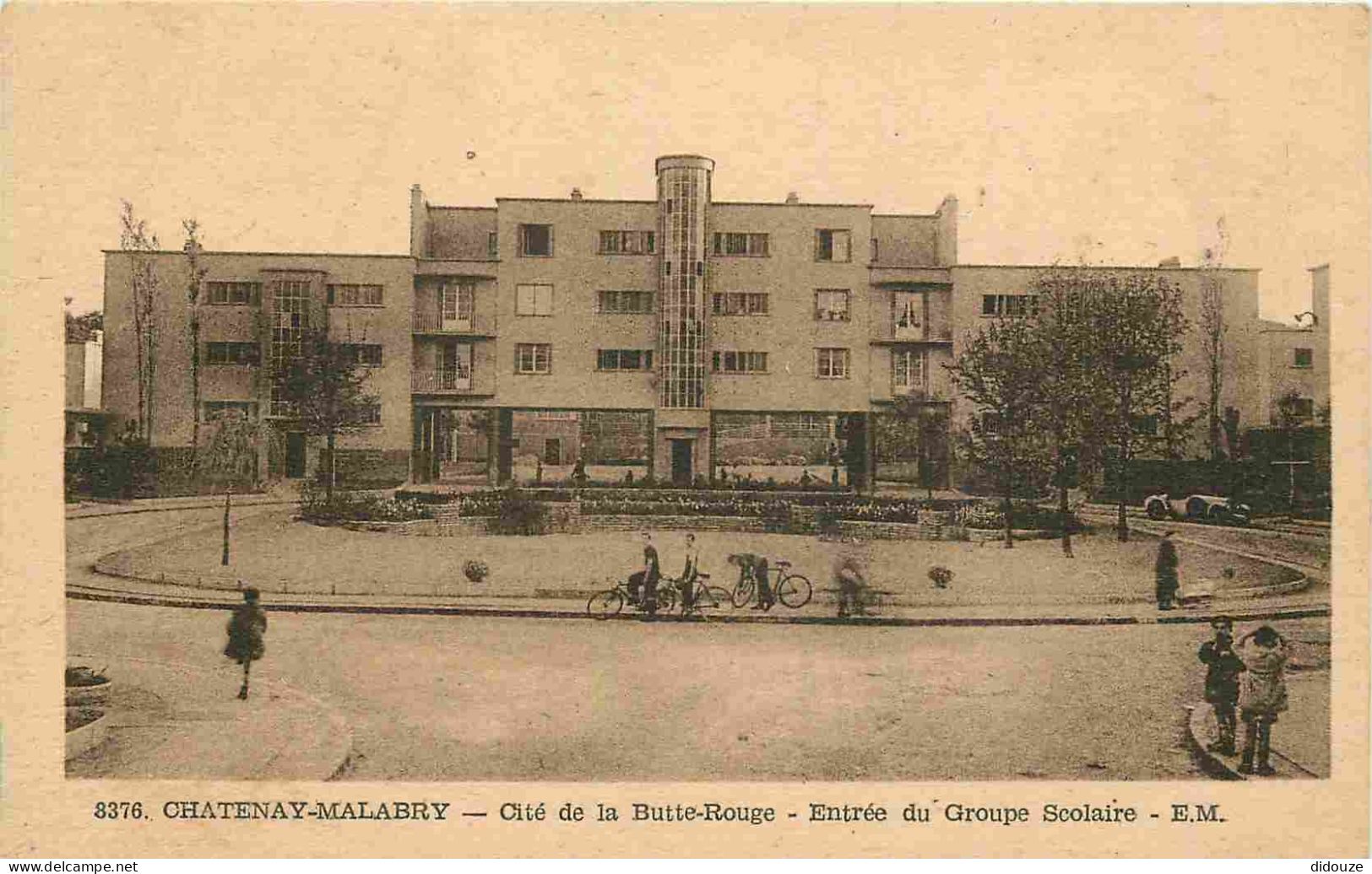Carte Postale Ancienne - 92 - Chatenay Malabry - Cité de la Butte-Rouge - Entrée du Groupe Scolaire - Animée - immeuble