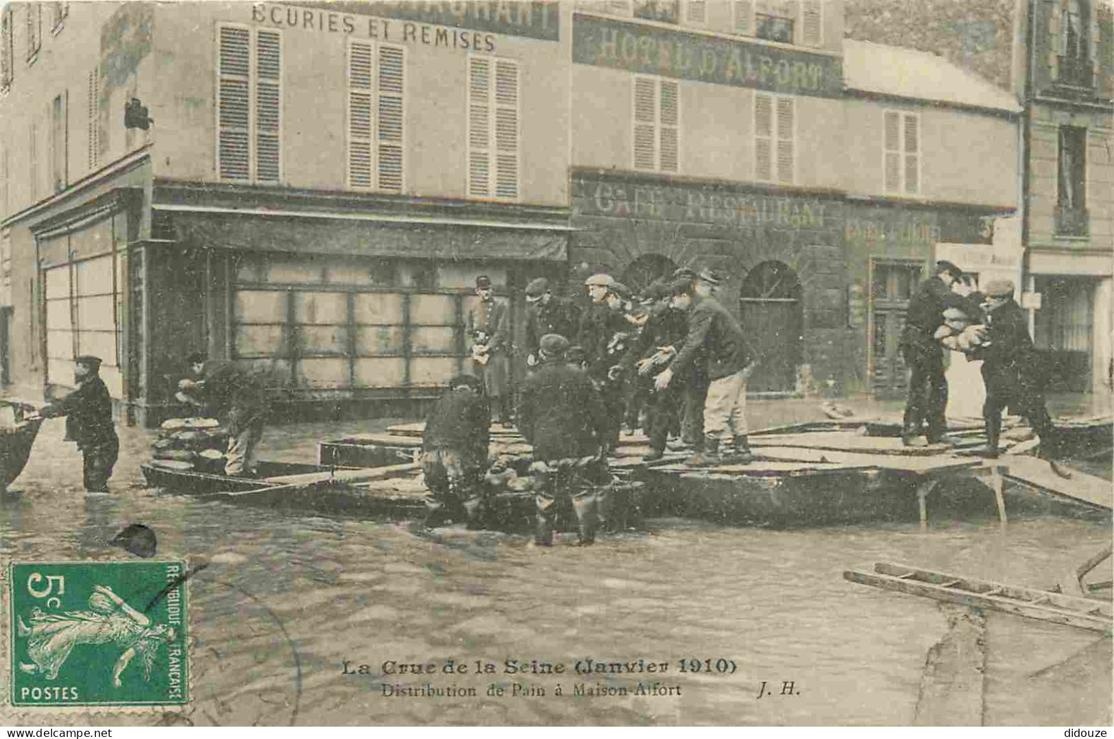 Carte Postale Ancienne - 94 - Maisons Alfort - Crue de la Seine de 1910 - Distribution de pain à Maisons Alfort - Animée