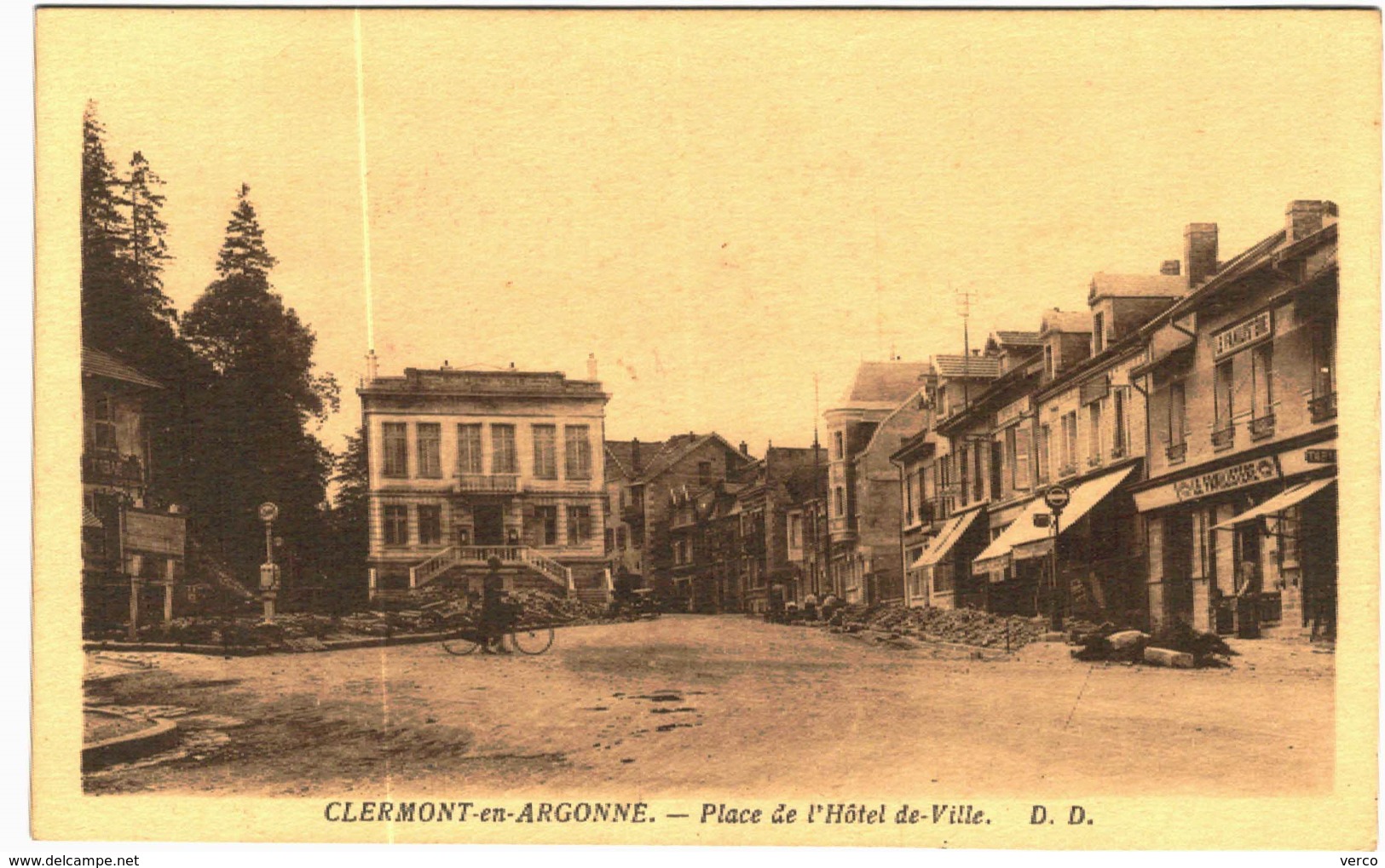Carte Postale Ancienne de  CLERMONT EN ARGONNE-Place de l'Hôtel de Ville