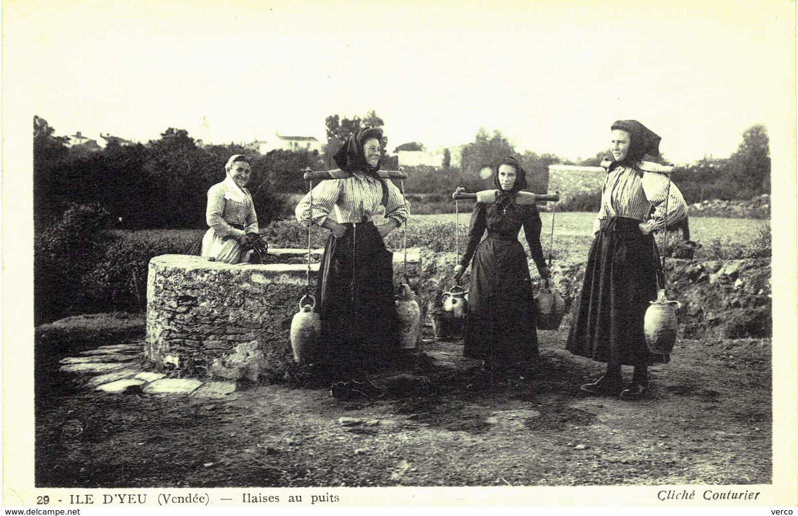 Carte POSTALE Ancienne de   ILE d'YEU - Ilaises au puits