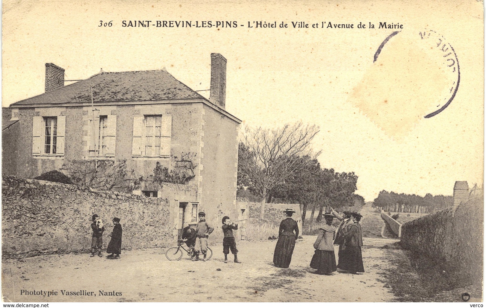 Carte Postale ancienne de SAINT BREVIN les PINS - Hotel de ville et Avenue de la Mairie