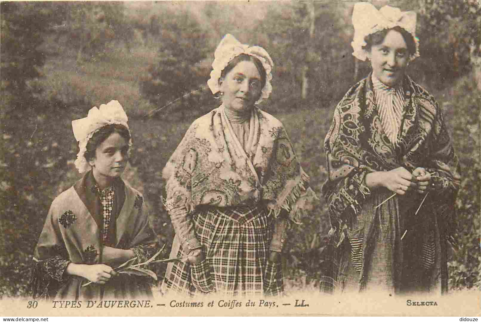 Carte Postale Ancienne - France - Auvergne - Types d'Auvergne - Costumes et coiffes du pays - Animée - Folklore Scènes e