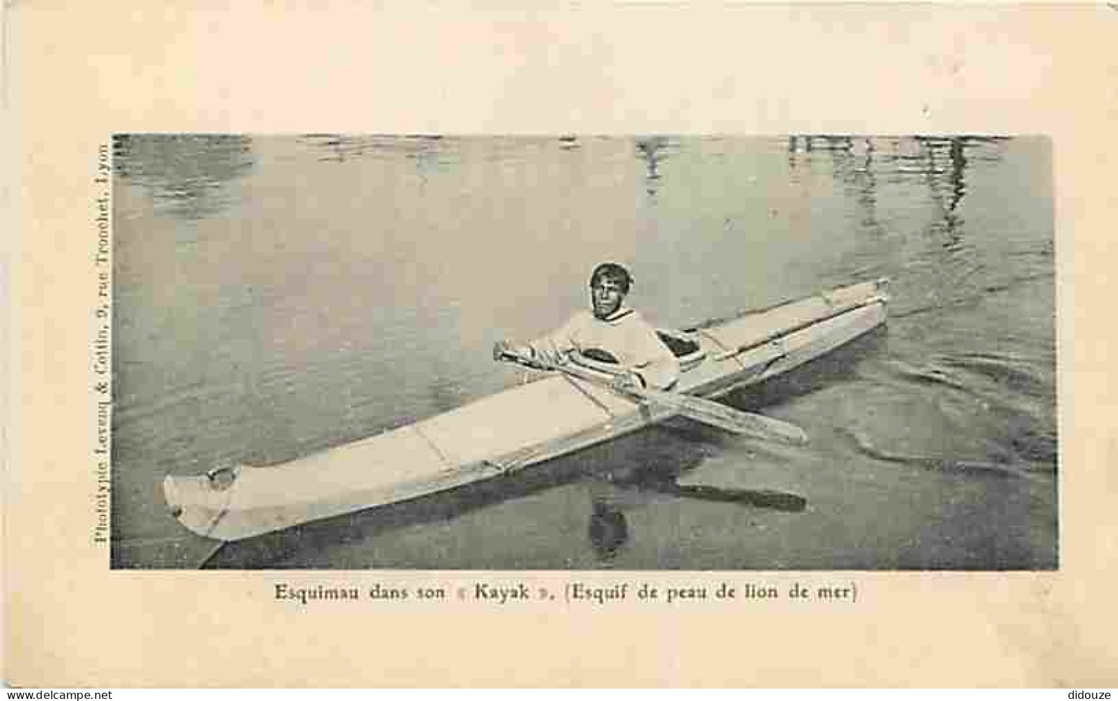 Carte Postale Ancienne - Groenland - Esquimau dans son Kayak - Esquif de peau de lion de mer - Scènes et Types - Animée