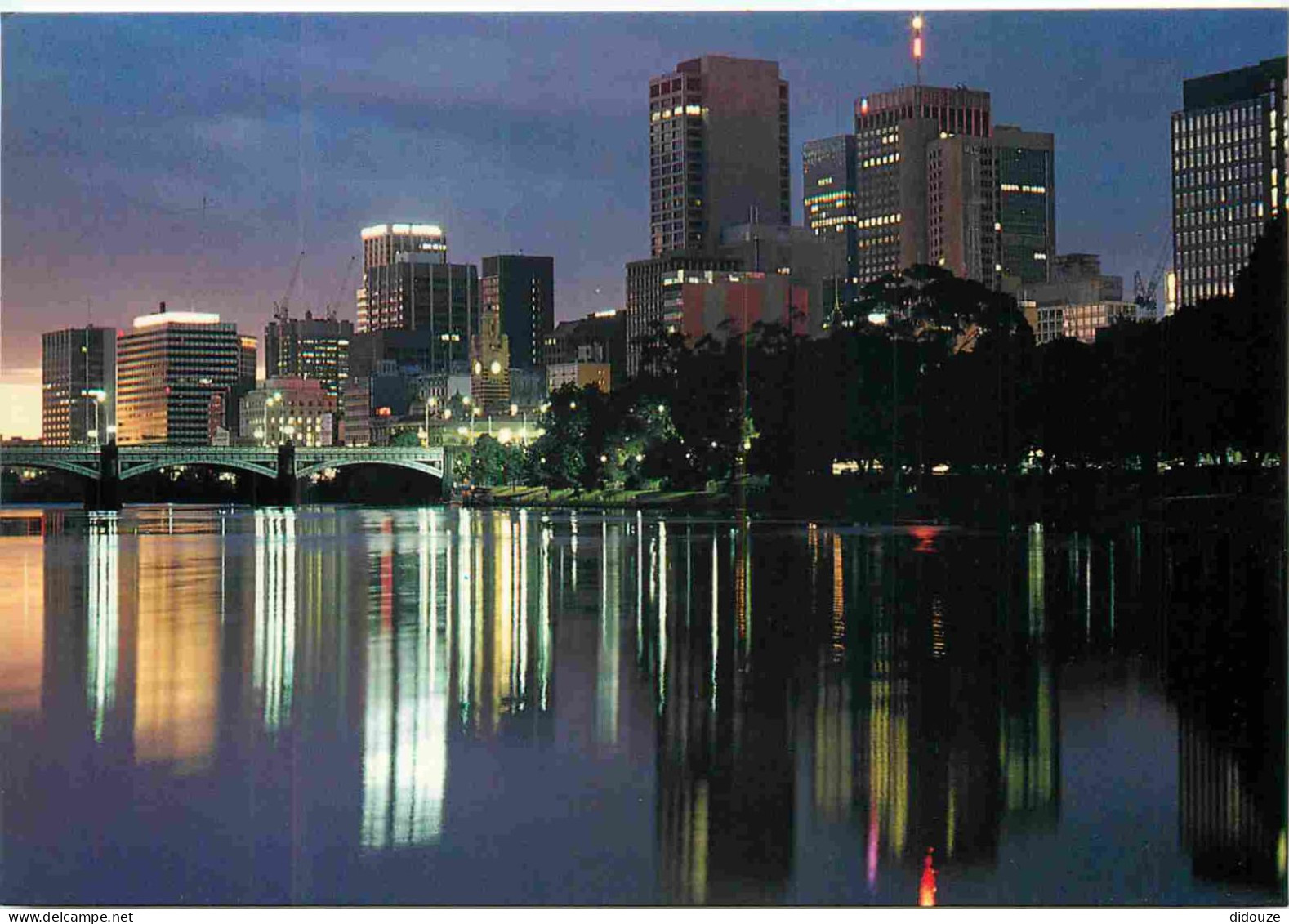 Carte Postale - Australie - Melbourne - Melbourne at dusk - immeubles architecture - CPM - Voir Scans Recto-Verso - Posc