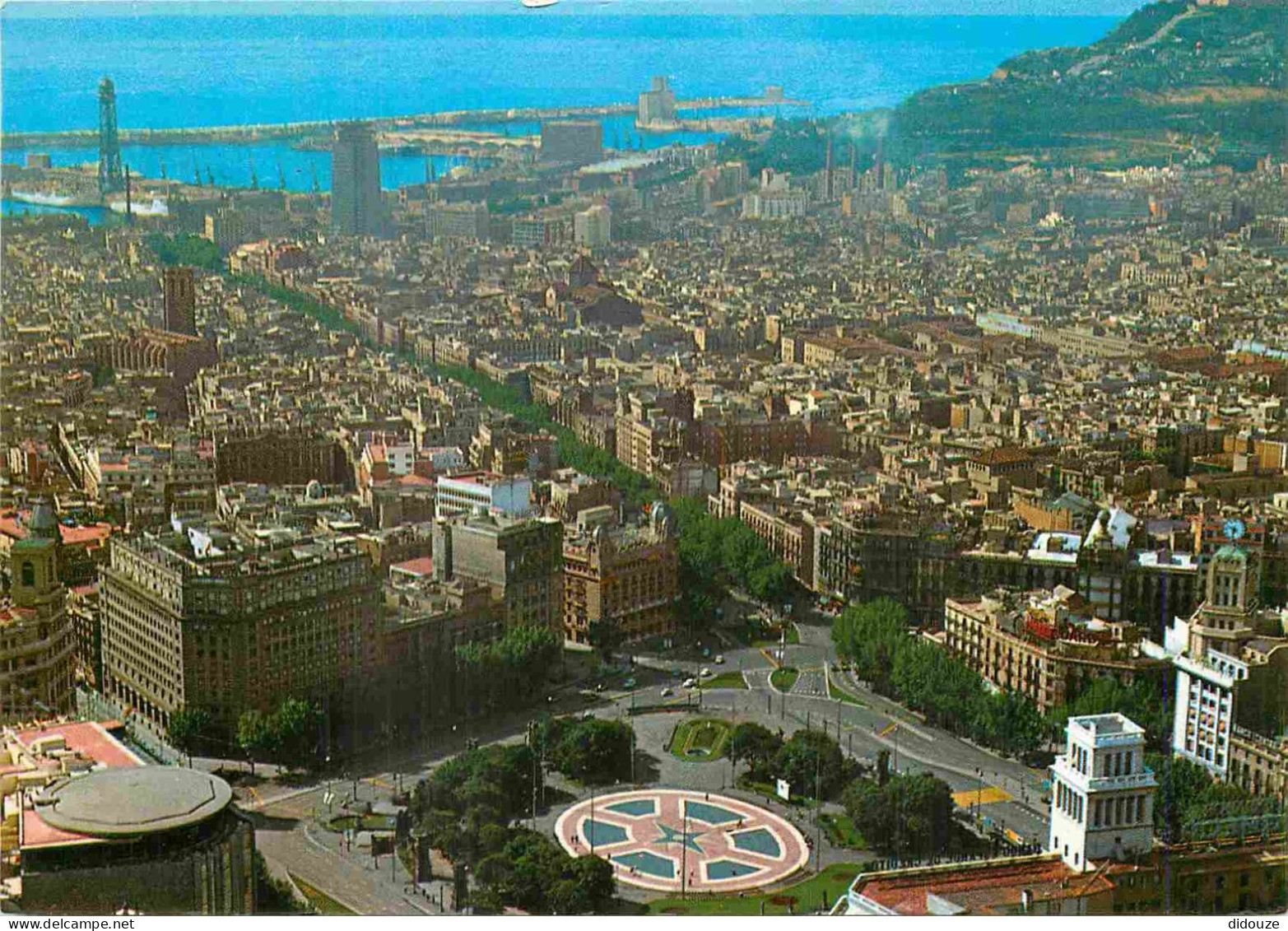 Carte Postale - Espagne - Espana - Cataluna - Barcelona - Plaza de Cataluna al fondo el puerto y montana de Montjuich -