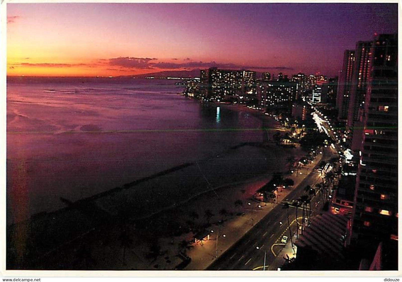Carte Postale - Etats Unis - Hawaï - Honolulu - Waikiki - Night falls on world famous Kalakaua - Etat de Hawaï - Hawaï S