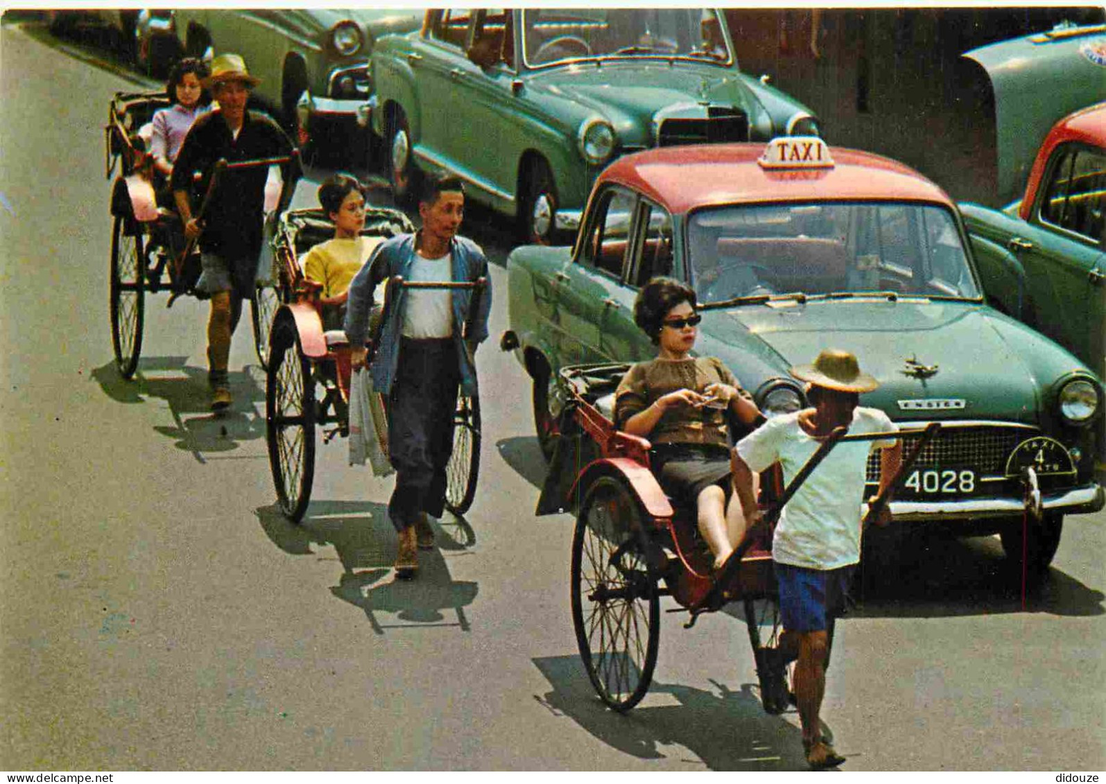 Carte Postale - Hong Kong - Hong kong - The rickshaw pullers from hong kong - Pousse-Pousse - Automobiles - Folklore Scè
