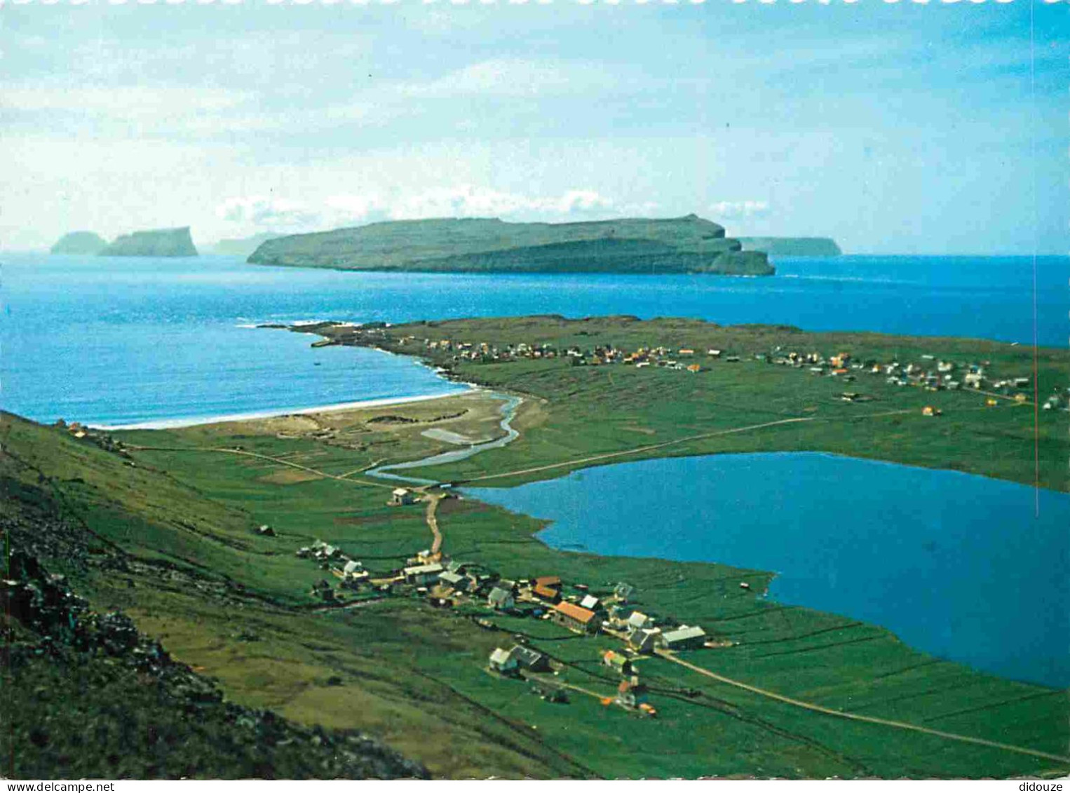 Carte Postale - Îles Féroé - Sandur - Sandsbygd suðureftir The village on sandoy faroe islands - aerial view - vue aérie