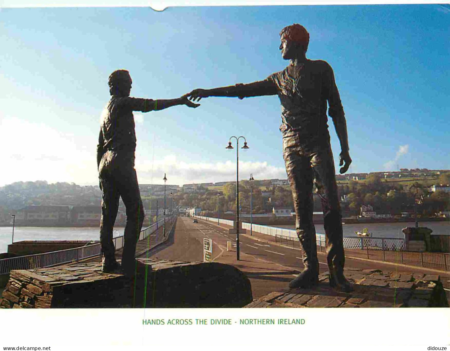 Carte Postale - Irlande du Nord - Derry - Hands across the divide northern ireland - Art Statue - Northern Ireland - CPM