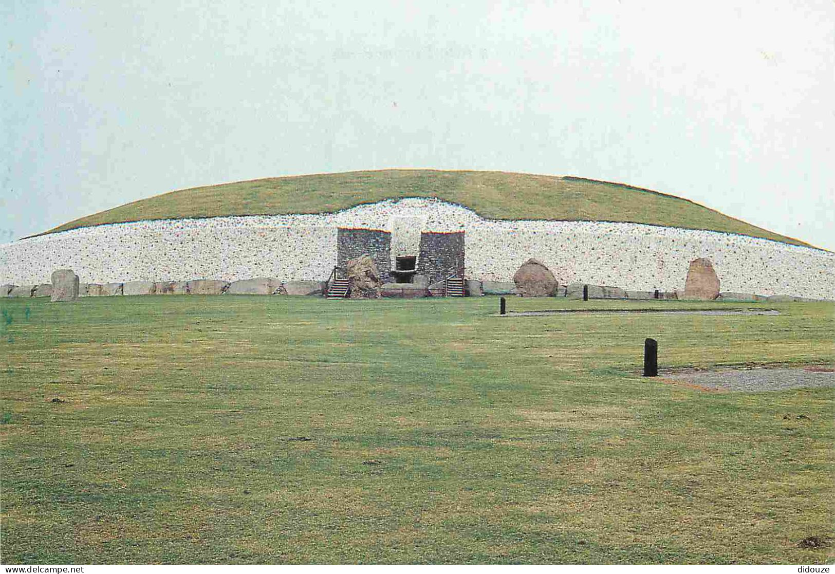 Carte Postale - Irlande - Newgrange - Boyne valley - early bronze age passage-grave 2500 b c regarded as being earth's o