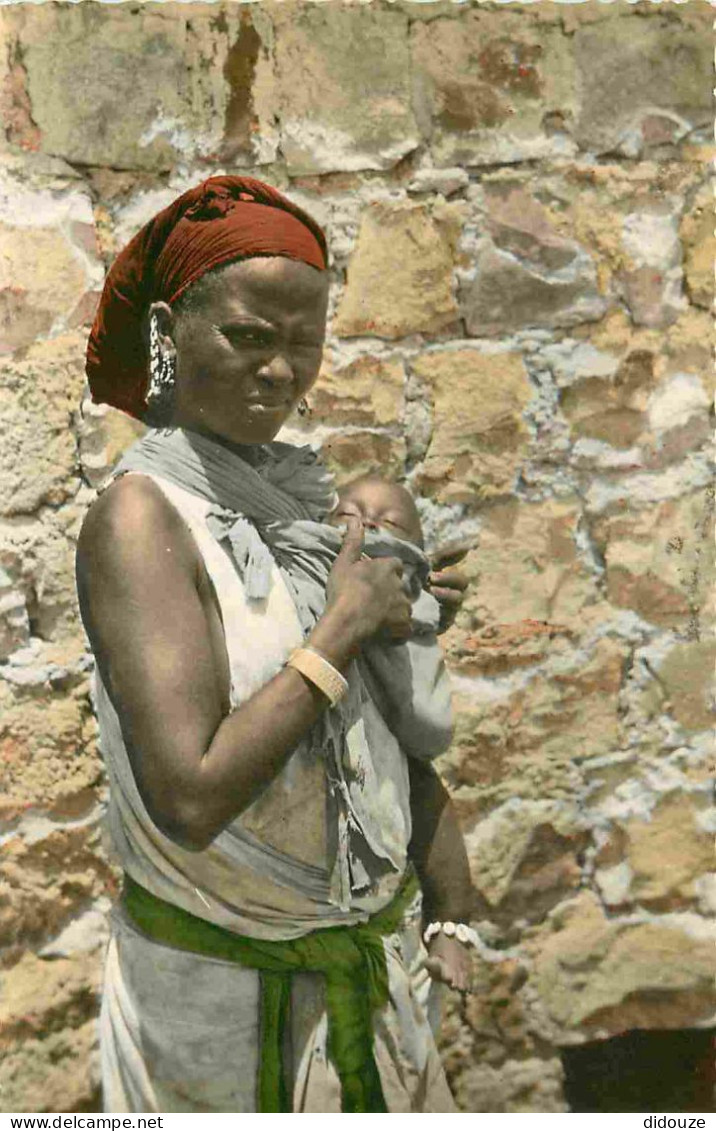 Carte Postale - Somalie - Femme  - Folklore Scène et Type - Enfants - Carte Dentelée - CPSM format CPA - Voir Scans Rect